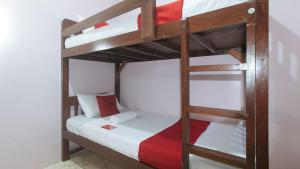 Postel nebo postele na pokoji v ubytování RedDoorz at Queens Hometel