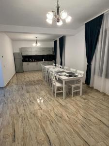 ein Esszimmer mit einem weißen Tisch und Stühlen in der Unterkunft Casa Lucia in Sibiu + 13 Fotos