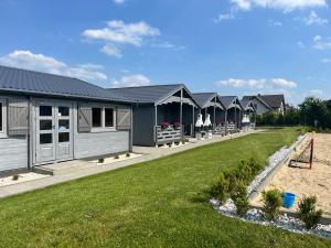 a row of modular houses with a yard at Morskieustronie in Ustronie Morskie