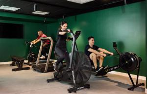 Fitness centrum a/nebo fitness zařízení v ubytování Hife Paris Issy Porte de Versailles