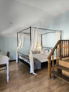 Un pat sau paturi într-o cameră la Castelul Stirbey