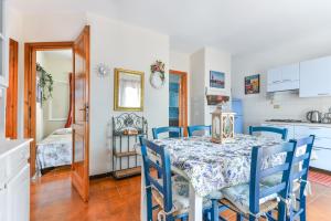 une cuisine et une salle à manger avec une table et des chaises dans l'établissement Appartamento La Natura, à Capoliveri