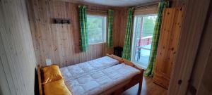 FevågにあるMatthias Hytteのベッドルーム1室(窓2つ付)