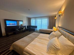 TV a/nebo společenská místnost v ubytování Hotel Business Faltom Gdynia