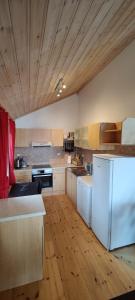 FevågにあるMatthias Hytteのキッチン(白い冷蔵庫付)