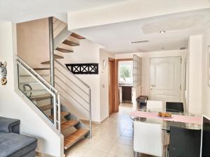 kuchnia i salon ze spiralnymi schodami w obiekcie Holiday Home w mieście Torrevieja