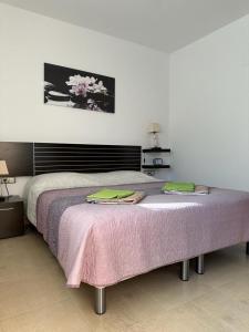 sypialnia z łóżkiem z różowym kocem w obiekcie Holiday Home w mieście Torrevieja