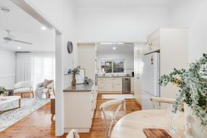 O bucătărie sau chicinetă la A Charming, Central & Family Friendly Cottage