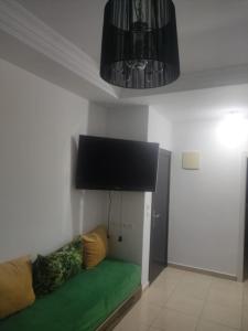 TV a/nebo společenská místnost v ubytování Appartement Yasmine