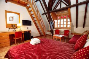 TV a/nebo společenská místnost v ubytování Grand Hotel Ifrane