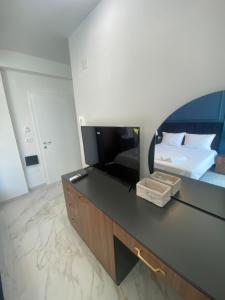 een slaapkamer met een bed en een bureau met een spiegel bij Apartments Mosha in Ohrid