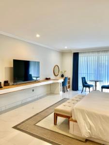 TV a/nebo společenská místnost v ubytování Sabina Luxury Boutique Hotel & Villa