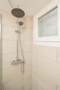 ポルト・ラフティにあるSandlight Apartment by A&D Propertiesのバスルーム(シャワー、窓付) +16枚の写真