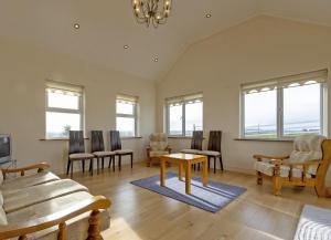 Posezení v ubytování Matthews Cottage Doonbeg sleeps 6 by Trident Holiday Homes