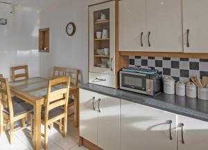 Kuchyň nebo kuchyňský kout v ubytování Matthews Cottage Doonbeg sleeps 6 by Trident Holiday Homes