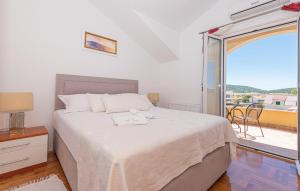 Katil atau katil-katil dalam bilik di Stunning Home In Pirovac With Kitchen +50 gambar