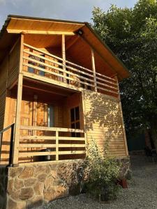 Cette cabine dispose d'un balcon sur le côté. dans l'établissement Forest Cottage, à Sadgeri