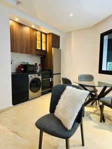 MaarifAmazing Casablanca Apartment的一间带桌椅的客厅和一间厨房
