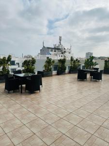 MaarifAmazing Casablanca Apartment的大楼顶部带桌椅的天井 更多15张照片