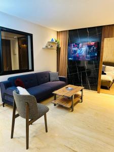 MaarifAmazing Casablanca Apartment的客厅里有一张蓝色的沙发和一张桌子
