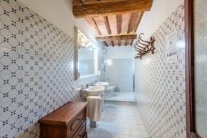 Et badeværelse på Brown apartment Siena + 20 billeder