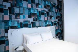 Postel nebo postele na pokoji v ubytování Soul Art Hotel