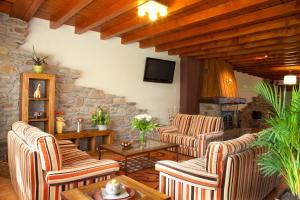 A seating area at Hotel-Apartamento Rural Atxurra