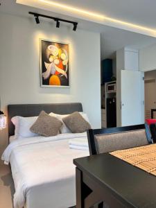 Postel nebo postele na pokoji v ubytování LoFF Suite 2 Bedroom at Kuching Riverine Resort