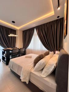 Postel nebo postele na pokoji v ubytování LoFF Suite 2 Bedroom at Kuching Riverine Resort