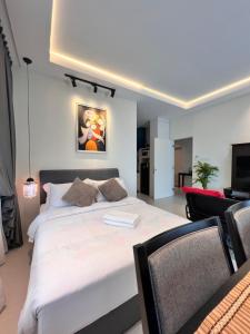 Postel nebo postele na pokoji v ubytování LoFF Suite 2 Bedroom at Kuching Riverine Resort