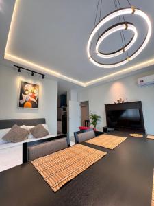 TV a/nebo společenská místnost v ubytování LoFF Suite 2 Bedroom at Kuching Riverine Resort