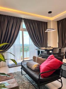 Posezení v ubytování LoFF Suite 2 Bedroom at Kuching Riverine Resort