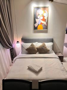 Postel nebo postele na pokoji v ubytování LoFF Suite 2 Bedroom at Kuching Riverine Resort