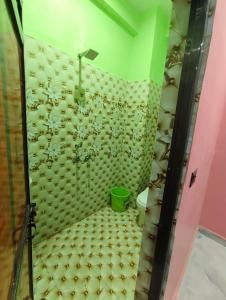 un bagno con doccia e WC al suo interno di Chandrika palace 500 meter from ayodhya railway and ram mandir a Ayodhya