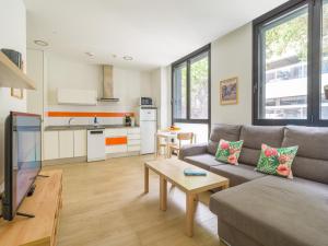 ein Wohnzimmer mit Sofa und Tisch in der Unterkunft VIVENTE - Viviendas Vacacionales in Guanarteme