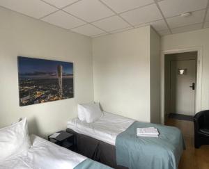Postel nebo postele na pokoji v ubytování Hotell Skinnargården