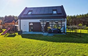 Vonkajšia záhrada v ubytovaní Awesome Home In Nowe Warpno With Wifi
