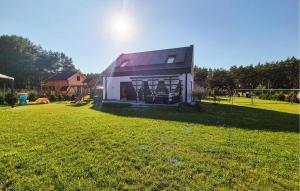 Vonkajšia záhrada v ubytovaní Awesome Home In Nowe Warpno With Wifi