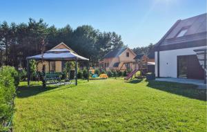 Vonkajšia záhrada v ubytovaní Awesome Home In Nowe Warpno With Wifi