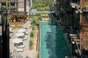 Dinso Resort & Villas Phuket, Vignette Collection by IHG内部或周边的泳池