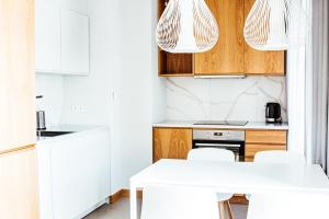 Kuchyňa alebo kuchynka v ubytovaní Apartamenty Muzeum II Wojny Światowej
