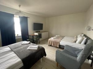 Postel nebo postele na pokoji v ubytování Hotell Skinnargården