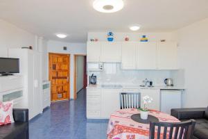Kuchyň nebo kuchyňský kout v ubytování Ocean Breeze Apt By Dream Homes Tenerife + 9 fotografií