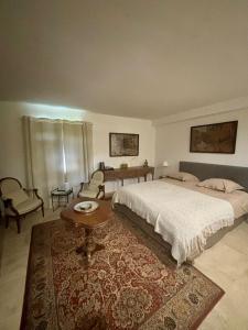 Postel nebo postele na pokoji v ubytování Chateau de Lestang