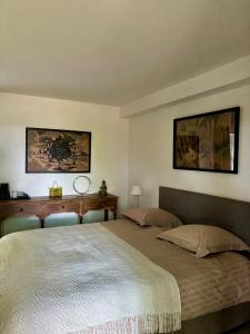 Postel nebo postele na pokoji v ubytování Chateau de Lestang