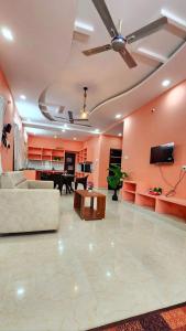 Posezení v ubytování Ruhithahomestay- AC ROOMS-FREE WIFI- ANDROID TV - NEAR TO ALIPIRI- DOOR SERVICE