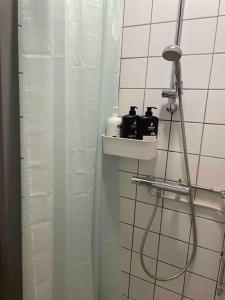 ein Bad mit Dusche und Duschvorhang in der Unterkunft The old hardware store 3 bedroom in Aalborg