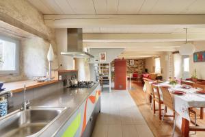 une cuisine avec un évier et un plan de travail dans l'établissement 1km de la plage, maison de charme pour 6, à Plovan