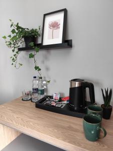 Pokoje gościnne ZACISZE的咖啡和沏茶工具