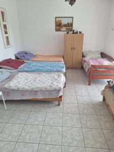 Postel nebo postele na pokoji v ubytování Családi Apartman Badacsonytomaj